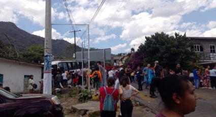 Un viaje trágico: Autobús de peregrinos se estrella; mueren prensadas 3 mujeres y hay decenas de heridos