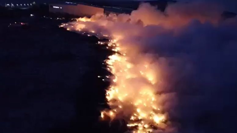 Arde basurero municipal de Apaseo el Grande; el fuego ha consumido gran parte de él