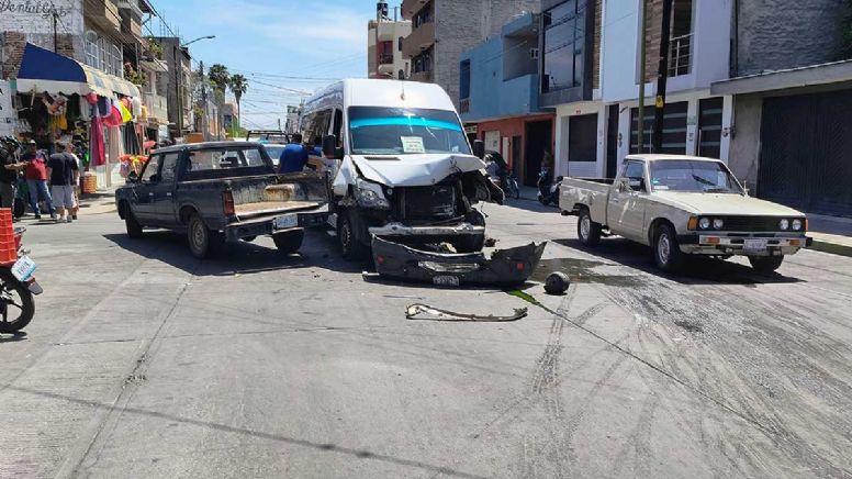 Accidente en Uriangato: Choca camioneta contra combi en el Centro