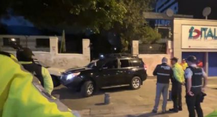 Policía de Ecuador irrumpe por la fuerza en la Embajada de México en Quito