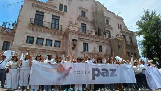 Custodiados por la GN, 500 morenistas marchan en Guanajuato capital para exigir justicia para Gisela Gaytán
