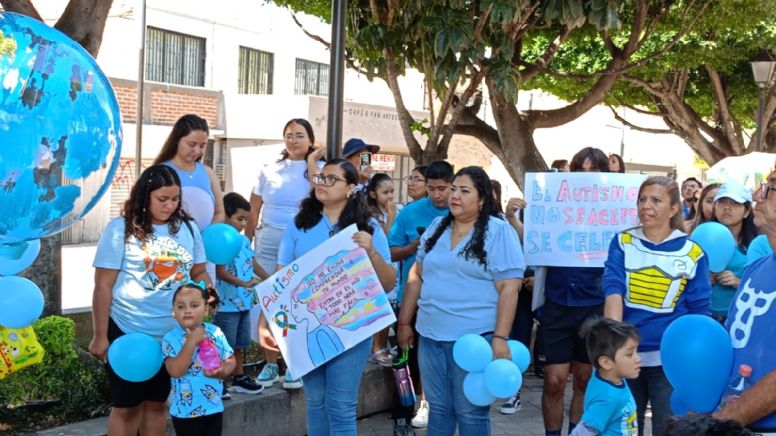 Caminata azul: Marchan más de 200 personas para sensibilizar sobre el Trastorno del Espectro Autista en León