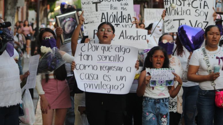 ¡Justicia para Alondra! Cubren paredes y postes con fotos de la joven y marchan hasta el lugar de su muerte