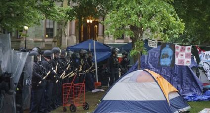 Policía detiene a decenas de manifestantes al desalojar campamentos de protesta en campus de EU