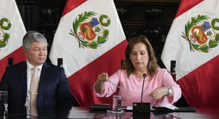 Fiscalía detiene a hermano y abogado de presidenta de Perú, investigados por tráfico de influencias