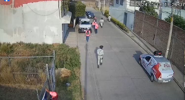 Acepta candidata morenista quitar lonas del PAN; fue captada en video junto a su equipo en Celaya