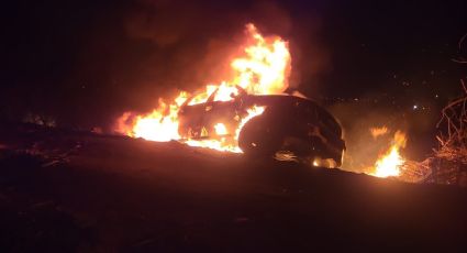 Escapan de la muerte: Arde camioneta en Salvatierra y tripulantes alcanzan a salir vivos