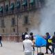 Atacan normalistas a Palacio con cohetones; hieren a 26 policías