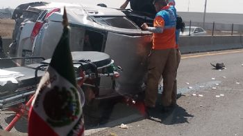 Conductor resulta herido tras chocar contra muro de contención y volcar en la Irapuato-Salamanca