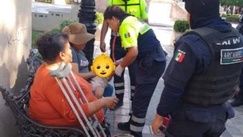 Policías salvan a bebé de morir atragantado en jardín principal de Pénjamo