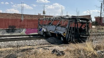 Tren embiste y arrastra camión de transporte de personal en Celaya