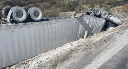 Vuelca tráiler en carretera de Huichapan, conductor resultó lesionado