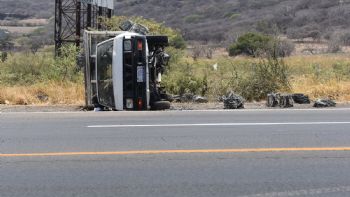 Vuelca camioneta en carretera Uriangato-Yuriria tras choque