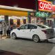 Cristalean auto de grupo de japoneses afuera de Oxxo en Irapuato