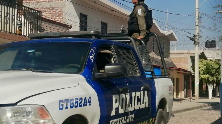 Se quema camioneta con pirotecnia en León; una joven y un menor resultan heridos