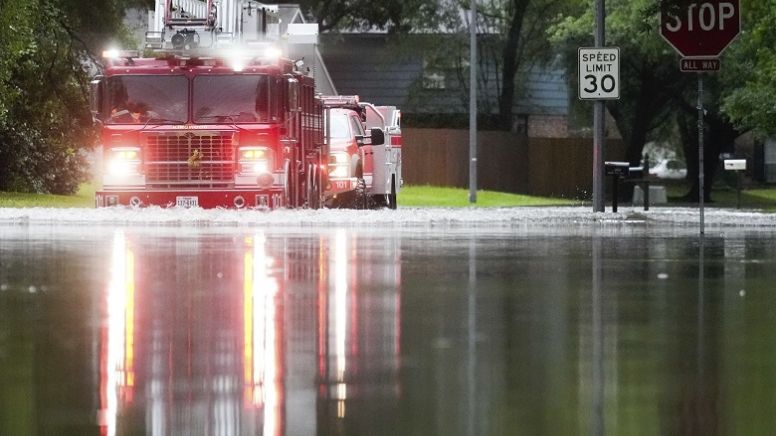 Inundan tormentas el sureste de Texas; suspenden clases y ordenan evacuaciones