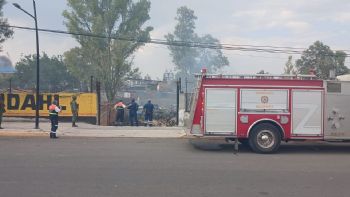 Arden varios vehículos tras incendio en un yonque de Salamanca