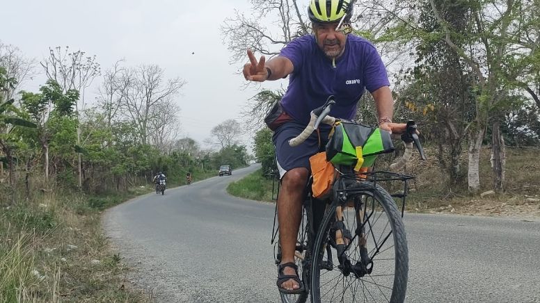 Llega a Huejutla 'Noala' Guerra, ciclista que pedalea de San Luis Potosí a Yucatán