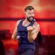 Ricky Martin posa semidesnudo y causa revuelo entre sus fans