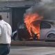 Arde 'vochito' en plena avenida de Irapuato: Logra conductor salvarse de las llamas