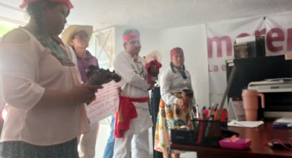 Con incienso y rezos hacen 'limpia' en el Comité Estatal de Morena como protesta y para quitar las 'mala vibras'