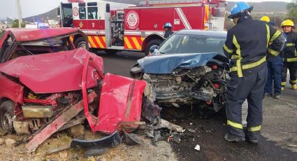 Rescatan bomberos a mujer atrapada en un auto tras accidente