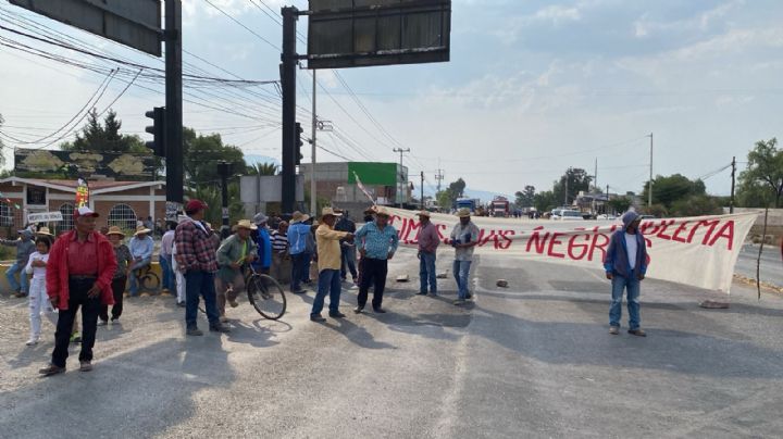 Bloquean carretera México-Laredo en defensa del agua negra