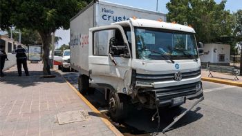 Se salva pareja de ser impactada por camioneta en un paradero de La Martinica