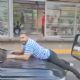 Captan en VIDEO a hombre colgado del cofre de un BMW negro en pleno López Mateos