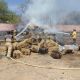 Arden pacas de rastrojo y bomberos evitan catástrofe en granja