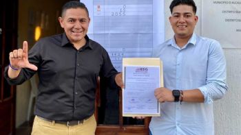 Le dan constancia como Alcalde electo de Santiago Maravatío a José Guadalupe Paniagua Flores