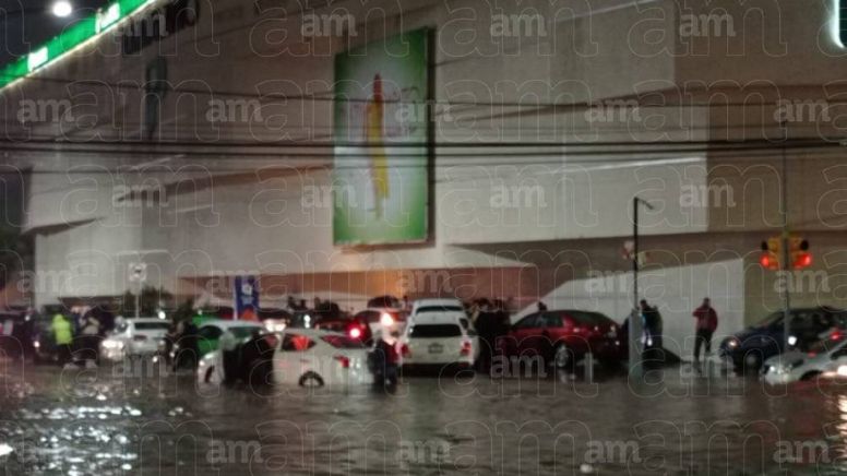 Lluvias en León: Más de 40 autos quedan varados en Zona Piel