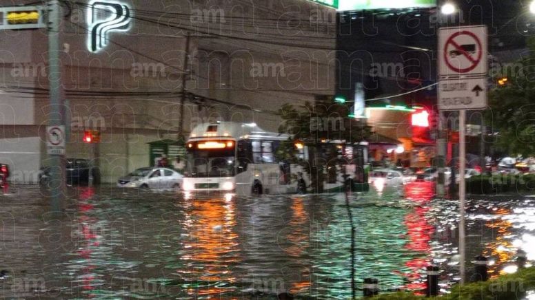 Lluvias en León: Más de 40 autos quedan varados en Zona Piel