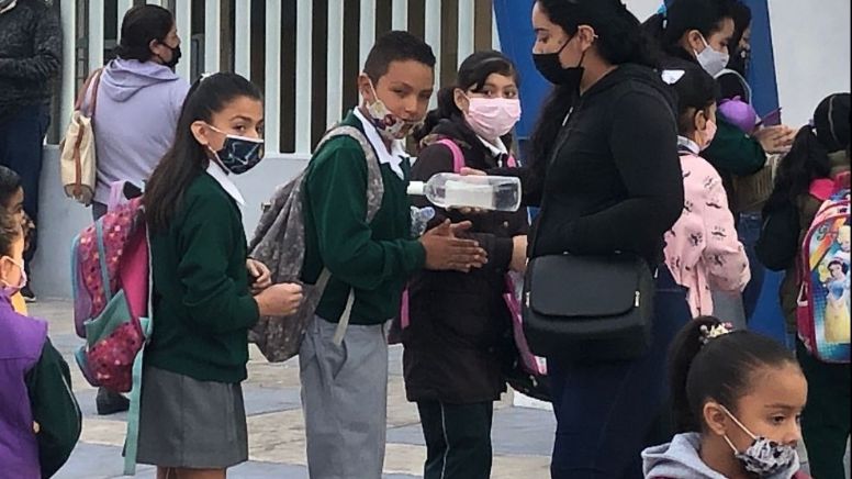 En León papás consideran inútil el uso de cubrebocas en las escuelas