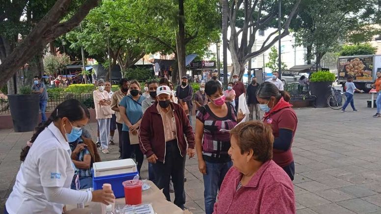 Vacunas COVID en León: Aplican dosis a personas rezagadas en jardín de Barrio Arriba