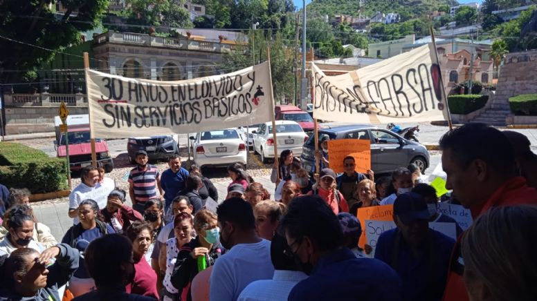 Protestan 200 vecinos de Las Joyas en Palacio de Gobierno para exigir servicios