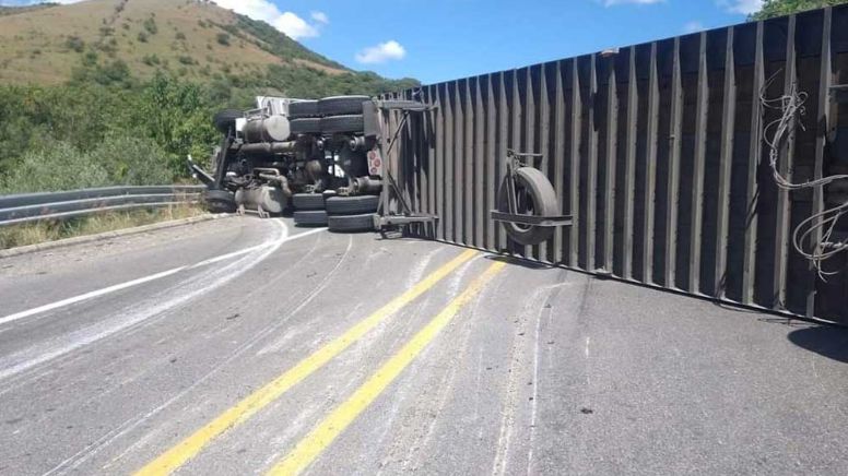 Accidente en Silao: Choca tráiler y vuelca en carretera a San Felipe, queda atravesado y obstruye paso