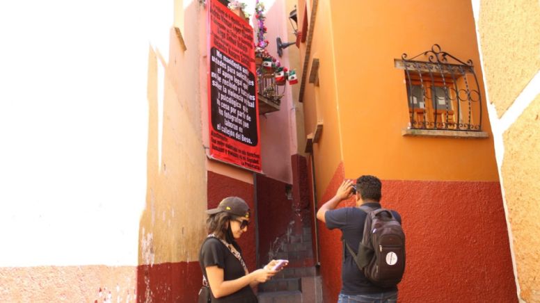 Otra vez cierran el Callejón del Beso; denuncia dueña de balcón a fotógrafos por violencia
