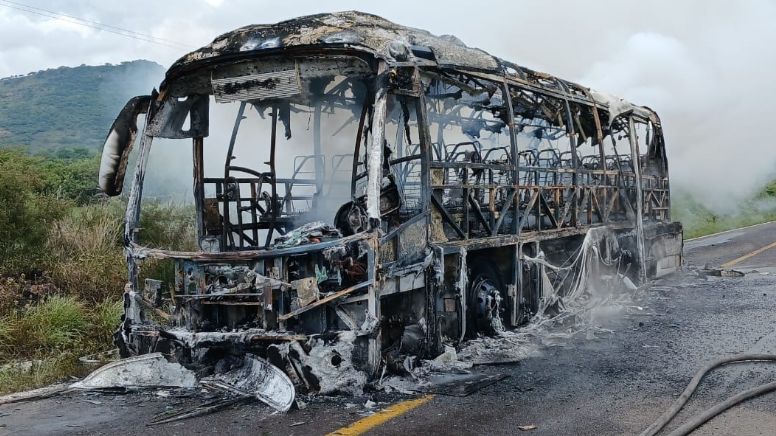 Autobús de Flecha Amarilla se incendia en Pénjamo; pasajeros y chofer ilesos