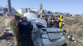 Rescatan a cuatro personas tras accidente en la carretera León-Aguascalientes