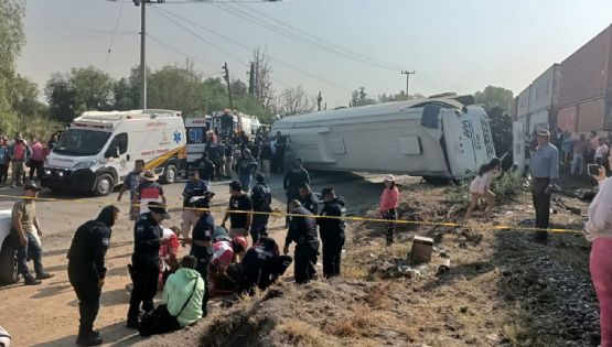 Buscan a conductor de autobús que intentó ganarle el paso a tren en Atitalaquia