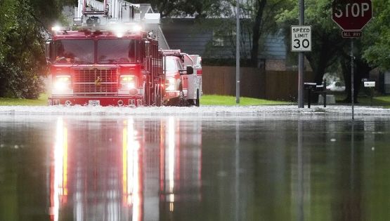 Inundan tormentas el sureste de Texas; suspenden clases y ordenan evacuaciones