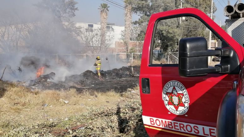 Incendio en pastizal casi acaba con dos negocios en la carretera León-Silao
