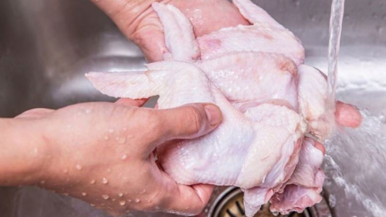 ¡Ya no laves el pollo en el fregadero! Llaman a reforzar higiene por síndrome de Guillain-Barré