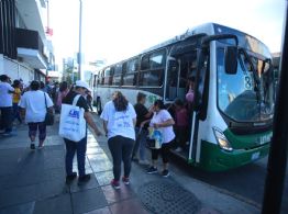 Usan camiones del transporte público para llevar a cientos a la marcha y mitin de Xóchitl Gálvez