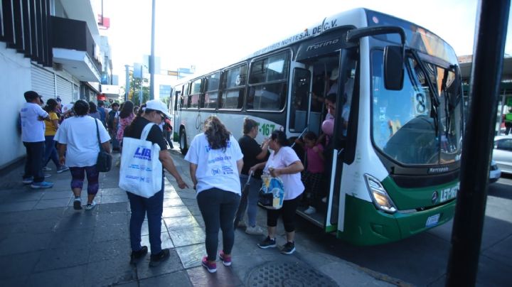 FOTOS | Usan camiones del transporte público para llevar a cientos a la marcha y mitin de Xóchitl Gálvez en León