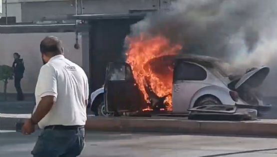 Arde 'vochito' en plena avenida de Irapuato: Logra conductor salvarse de las llamas