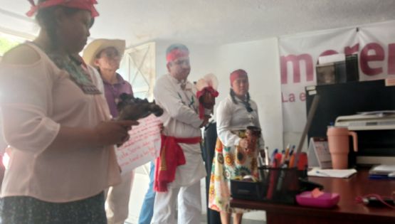 Con incienso y rezos hacen 'limpia' en el Comité Estatal de Morena como protesta y para quitar las 'mala vibras'
