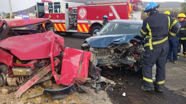 Rescatan bomberos a mujer atrapada en un auto tras accidente