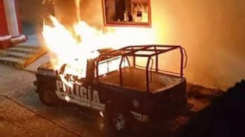 Incendian pobladores una patrulla por la presunta comprar de votos en Puebla